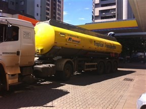 Caminhão tanque chega em posto de combustíveis no centro de Maringá